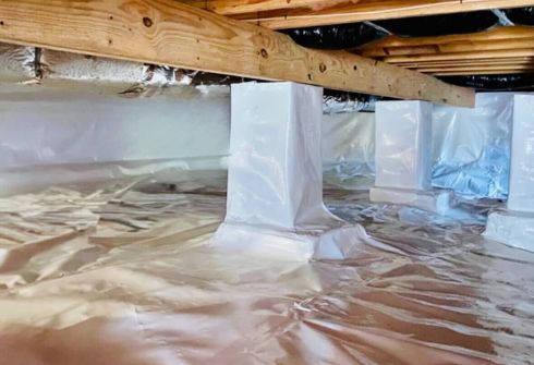 The LUX team encapsulates the crawl space for professional crawl space repair in Florida, protecting homes from moisture and potential damage.