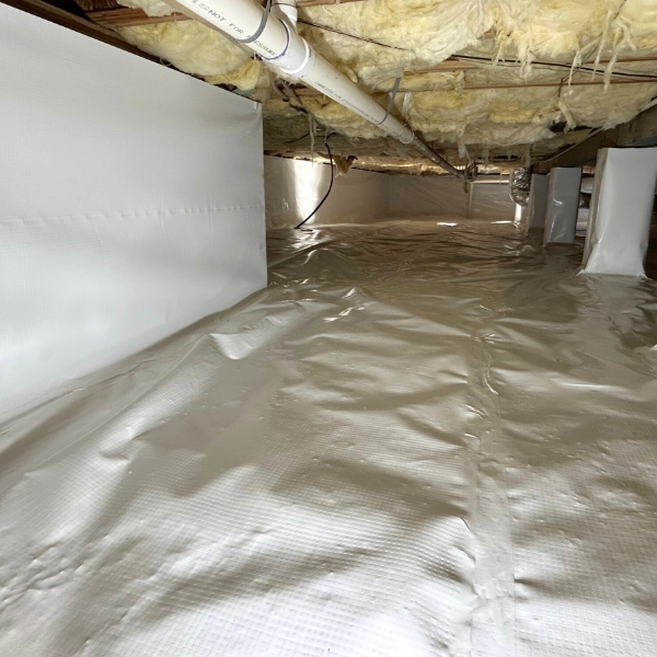 Crawl space vapor barrier installed in Jacksonville, FL, blocking ground moisture and protecting the home’s structure.