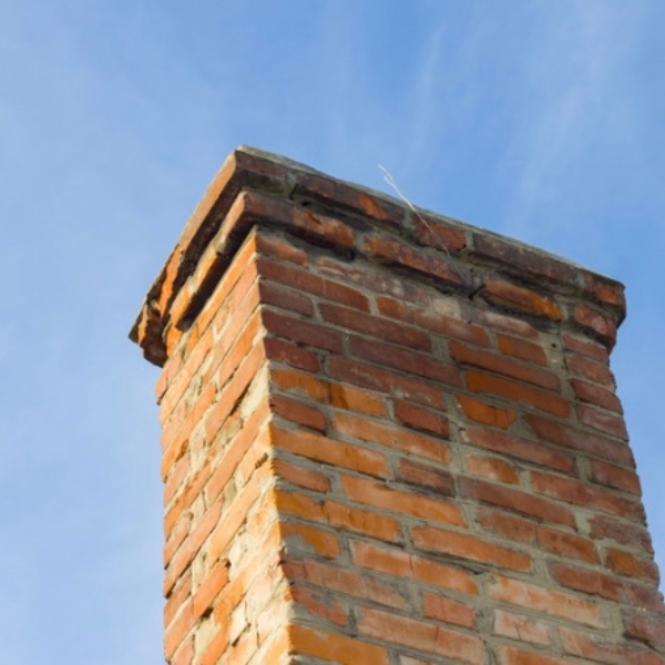 Chimney pulling away from home’s siding, needing chimney crack repair in Florida.