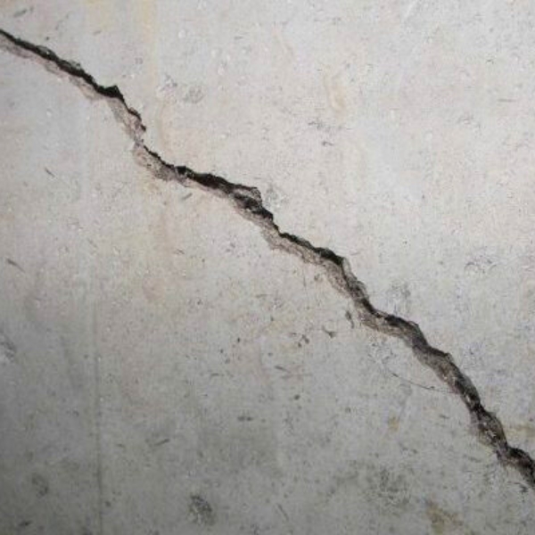 Vertical crack in a concrete foundation wall of a Northern Florida home caused by settlement and soil movement.