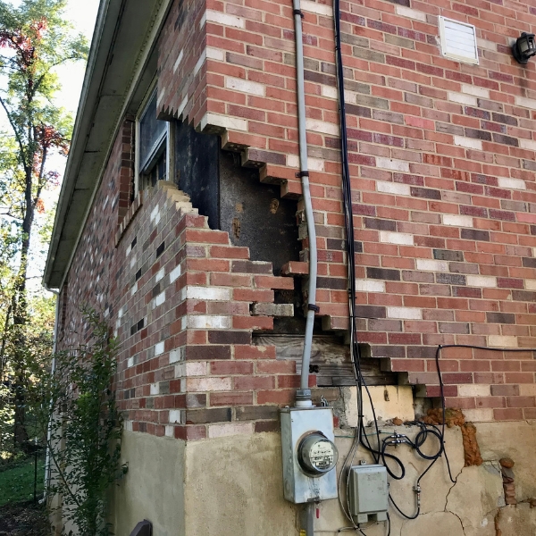 A sinking wall with stair-step cracks, that needs foundation settlement repair in Northern Florida.