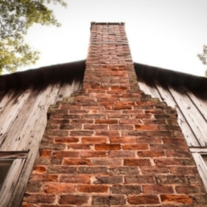 Chimney with poor footing construction, causes of cracked chimney bricks in Ocala, FL.