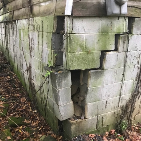 Sinking foundation in a Northern Florida home showing wall cracks and settlement caused by sandy soils and high water tables.