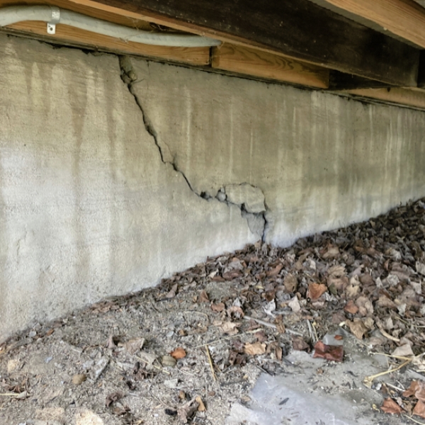 Diagonal foundation crack in a concrete crawl space foundation wall, needing foundation wall crack repair in Northern Florida.
