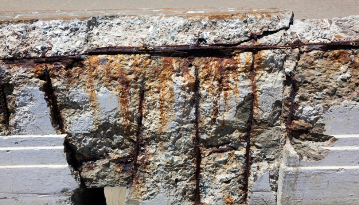 Visible Seawall Cracks or Gaps