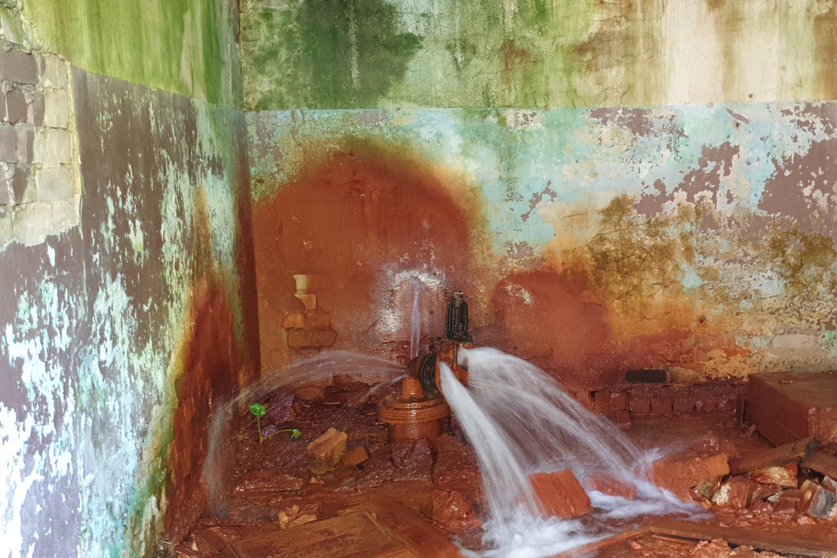 Heavy water leaking from damaged plumbing, flooding the floor, causing high crawl space moisture issues in Gainesville, FL.