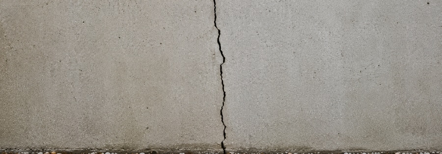 Vertical crack splitting a poured concrete foundation wall, type of foundation cracks in Palm Coast, FL.